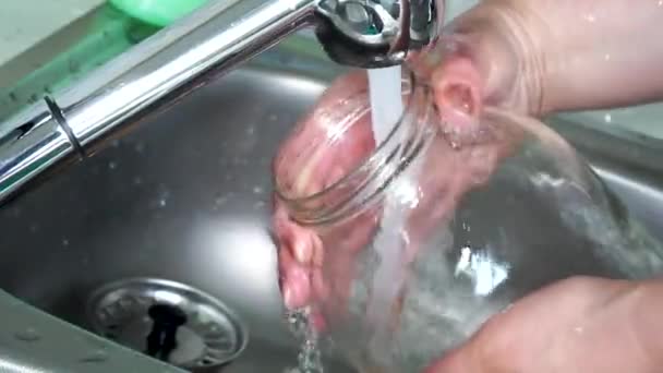 Vrouwelijke Handen Wassen Een Glazen Pot Stromend Water Glas Plaats — Stockvideo