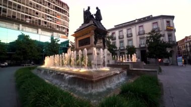 24 Mayıs 2020, Granada, İspanya. Granada Katolik Bölgesi Isabella 'nın akşam manzarası. Kristof Kolomb anıtı. Ortam sesi içerir