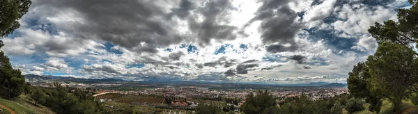 Vista panorâmica ampla da cidade de Granada, na Espanha. O céu em nuvens negras — Fotografia de Stock