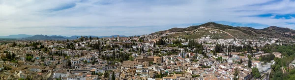 Панорамный вид на город Гранада из замка Альгамбра — стоковое фото