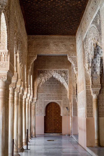 Uteplatser och byggnader i Alhambra Interiör i Alhambra. — Stockfoto
