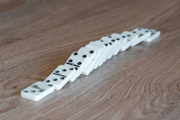 Weiße Dominosteine Sind Zufällig Auf Dem Tisch Verteilt Kreativer Hintergrund — Stockfoto