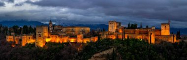 Alhambra üzerinde gök gürültülü bulutlar. Alhambra Granada 'nın gece panoramik görüntüsü. Endülüs, İspanya. Yüksek çözünürlük