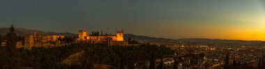 Alhambra 'nın geniş açılı manzarası ve Granada şehrinin bir dilimi. İspanya