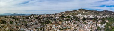 Alhambra Kalesi, Endülüs, İspanya 'dan Granada şehrinin panoramik manzarası.