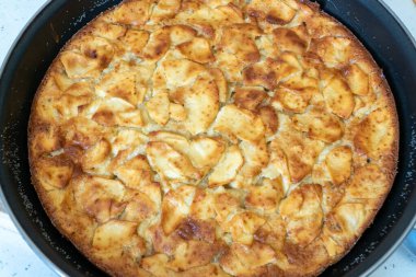 Tavada pişmiş elmalı turta.