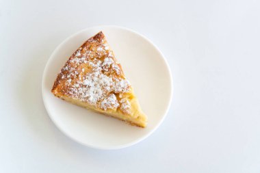 Beyaz arka planda Charlotte 'un elmalı turtasını izole ettim. Ev yapımı elmalı turta tatlısı. Ev yapımı hamur işi tarifi.