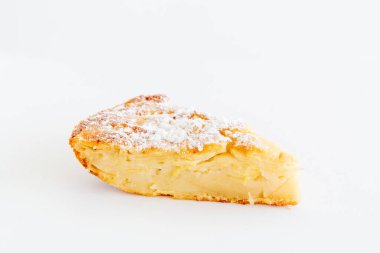 Beyaz arka planda Charlotte 'un elmalı turtasını izole ettim. Ev yapımı elmalı turta tatlısı. Ev yapımı hamur işi tarifi.