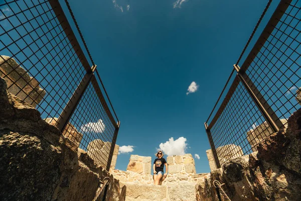 Vrouw toeristische wandelingen op het fort van de stad Avila in Spanje — Stockfoto