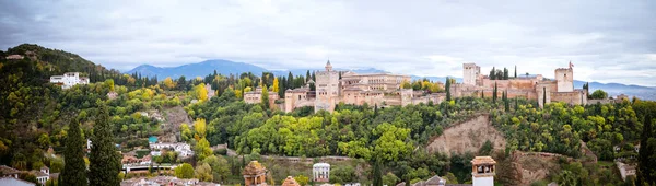 Alhambra 'nın panoramik görüntüsü. Endülüs, İspanya — Stok fotoğraf