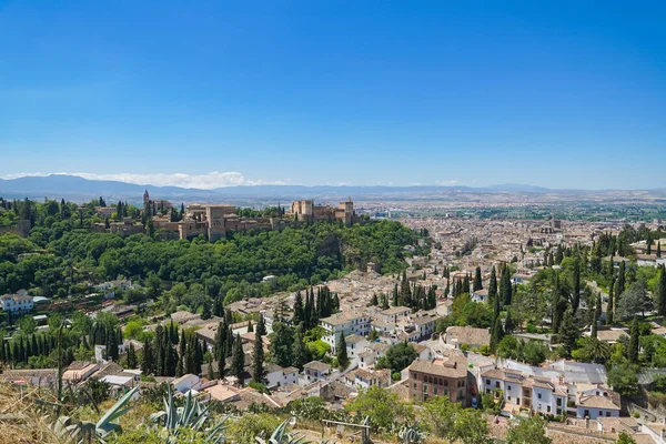 Granada, İspanya Albaisin 'den Alhambra sarayı ile Panoramik manzara. — Stok fotoğraf