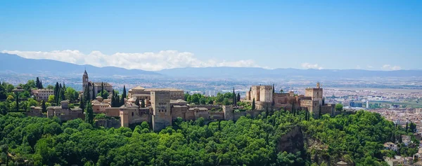 Vista panorámica del palacio de la Alhambra desde el Albaicín de Granada, España. — Foto de Stock