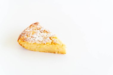 Beyaz arka planda Charlotte 'un elmalı turtasını izole ettim. Ev yapımı elmalı turta tatlısı. Ev yapımı hamur işi tarifi.