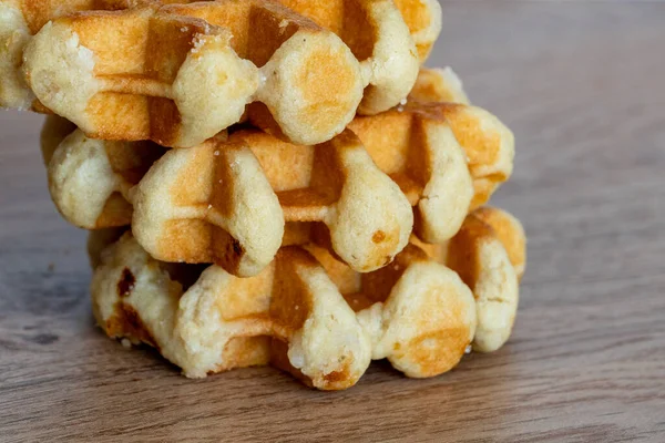 Um delicioso waffle belga redondo assado com uma mordida. — Fotografia de Stock