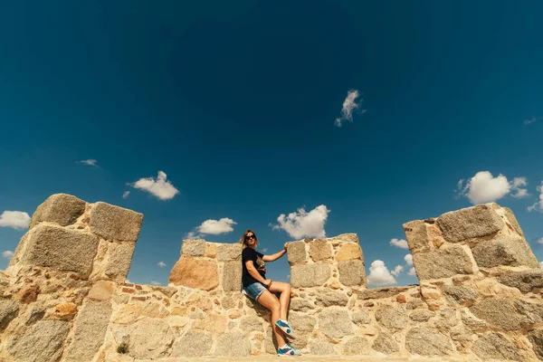 01 oktober 2018: Avila, Castilië en Leon, Spanje. Middeleeuws kasteel van Avila van binnenuit. Vrouw toeristische wandelingen op het fort van de stad Avila in Spanje — Stockfoto