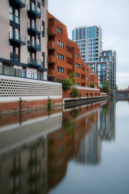 İngiltere 'de Reading' deki kanalın güzel kıyı manzarası.