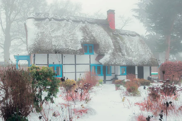 Winterliches Schneebedecktes Strohhaus England — Stockfoto