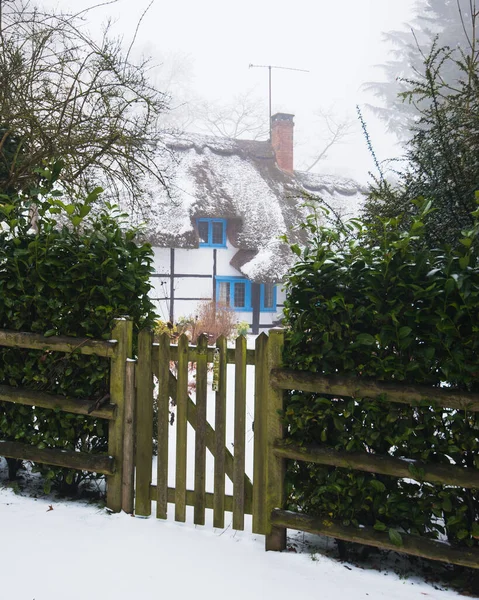 Inverno Neve Coberta Casa Palha Inglaterra — Fotografia de Stock