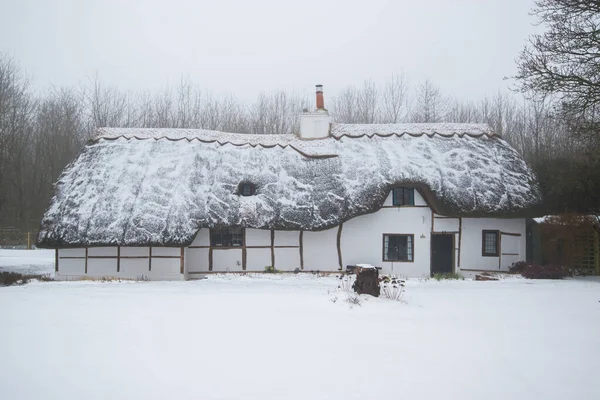 Зимний Снег Покрыл Соломенный Коттедж Англии — стоковое фото
