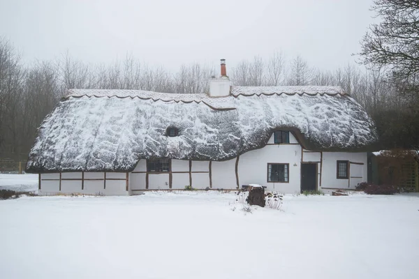 Winter Snow Covered Thatched Cottage England — Stock Photo, Image