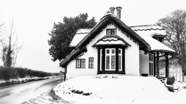 Zima Śnieg Pokryte Strzechą Domek Anglii — Zdjęcie stockowe