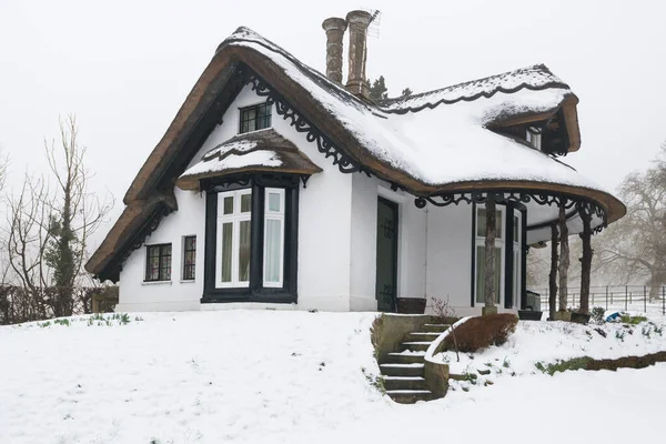 Winterliches Schneebedecktes Strohhaus England — Stockfoto