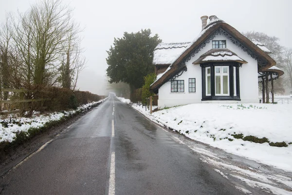 Inverno Neve Coberta Casa Palha Inglaterra — Fotografia de Stock