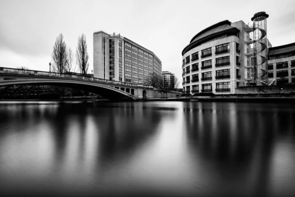 Reading England Daki Kanalın Güzel Siyah Beyaz Kıyı Manzarası — Stok fotoğraf