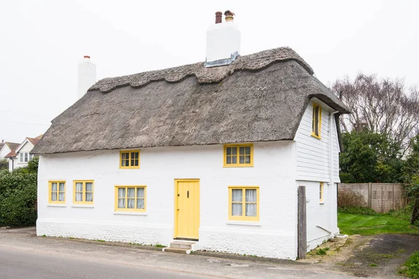 Thatched Cottage English Village House — Fotografia de Stock