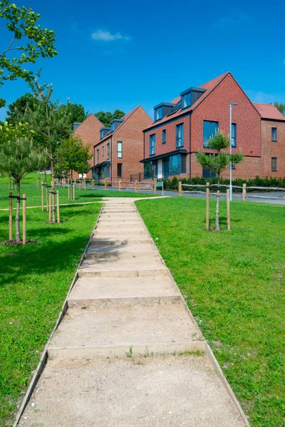 Nova Propriedade Inglesa Com Céu Azul — Fotografia de Stock