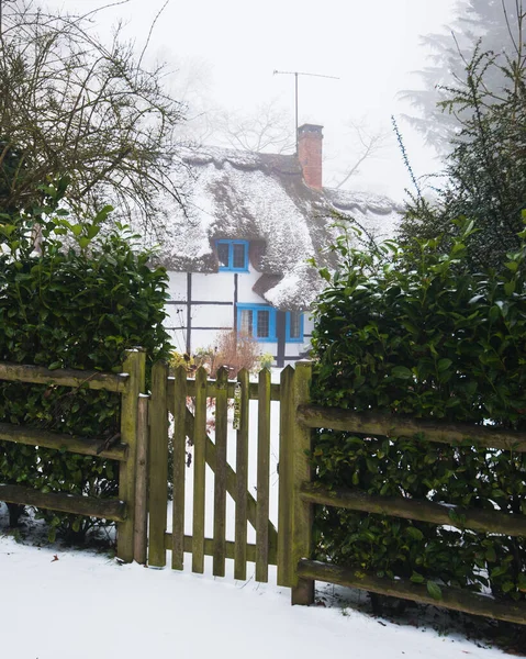 Zima Śnieg Pokryte Wsi Domek Anglii — Zdjęcie stockowe
