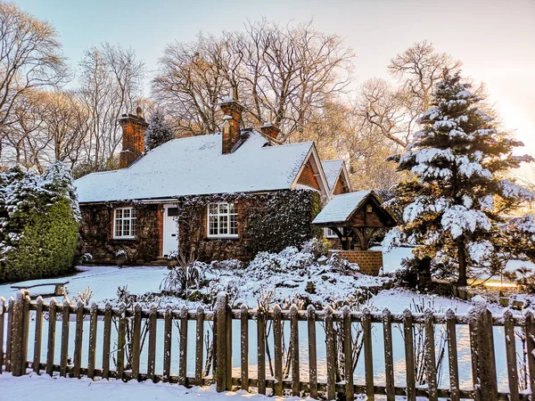 Χειμερινό Χιόνι Κάλυψε Εξοχικό Σπίτι Χωριό Στην Αγγλία — Φωτογραφία Αρχείου