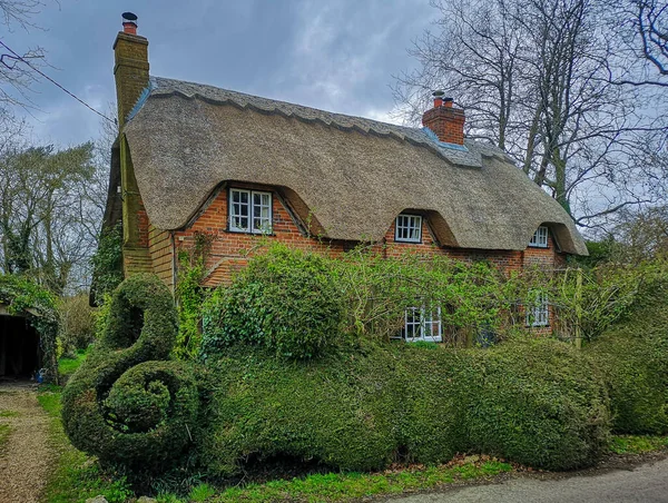 Thatched Cottage English Village House — Fotografia de Stock