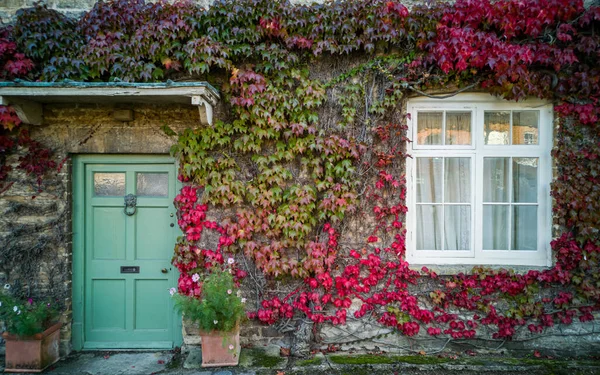 Utsikt Över Vacker Hus Exteriör Och Front Door England — Stockfoto