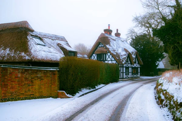 Wintersneeuw Bedekt Rieten Huisje Engeland Stockfoto
