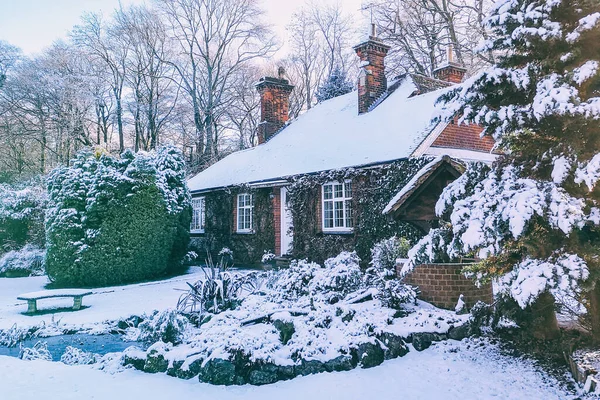 Winterliches Schneebedecktes Dorfhaus England lizenzfreie Stockfotos