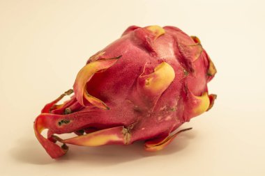 Beyaz arkaplanda Ejder Meyvesi izole