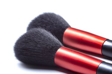 beyaz zemin üzerinde iki makyaj fırçaları.