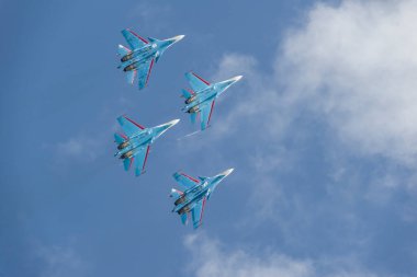 Moskova Rusya Kubinka havaalanı 30 Ağustos 2020: Rus Şövalyeleri uluslararası forum ordusunda akrobatik uçuş