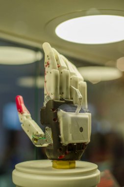 Kubinka, Rusya - 26 Ağustos 2020: Ordu sergisinde biyonik el protezi prototipi