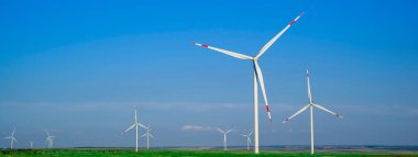 Rüzgar türbinleri elektrik üreten yeşil bir alan. Çevre dostu elektrik