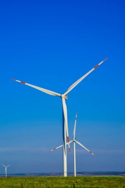 Rüzgar türbinleri elektrik üreten yeşil bir alan. Çevre dostu elektrik