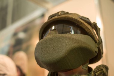 Askeri sergide modern bir ordu koruyucu miğferi, gözlükler ve koruyucu bir maske. Askerler için yeni ekipman.