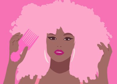 Saçlarını tarıyor. Taraklı genç siyah kız. 