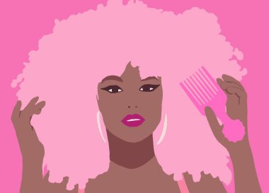 Saçlarını tarıyor. Taraklı genç siyah kız. 