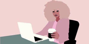 Bilgisayarı ve kahvesi olan bir iş kadını. 