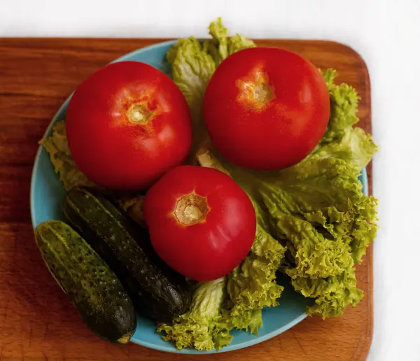 Mistura Verão Três Tomates Dois Pepinos Salada Uma Tábua Corte — Fotografia de Stock