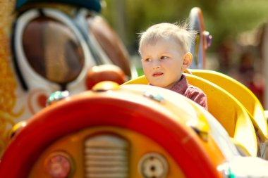 güzel sarışın çocuk eğlence Parkı'nda eğlence sürmek eğlenmek