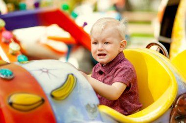 güzel sarışın çocuk eğlence Parkı'nda eğlence sürmek eğlenmek