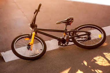 Siyah ve sarı bisiklet bmh gün batımında stunts için platform üzerinde yatıyor